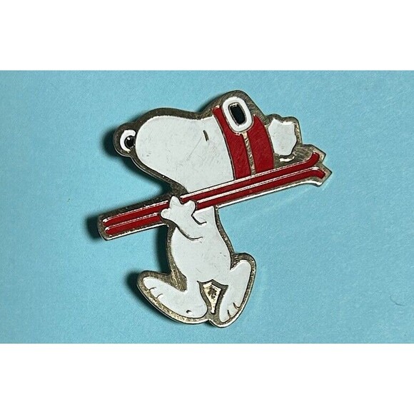 Peanuts - Snoopy Ski Pin red Cap & Skiis -Skiing,Snow Pin - Picture 1 of 2